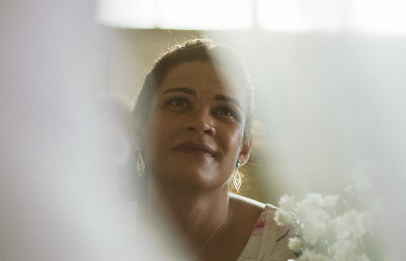 ‘Paloma’ reflete, com afeto, sobre história de mulher trans que quer casar na igreja