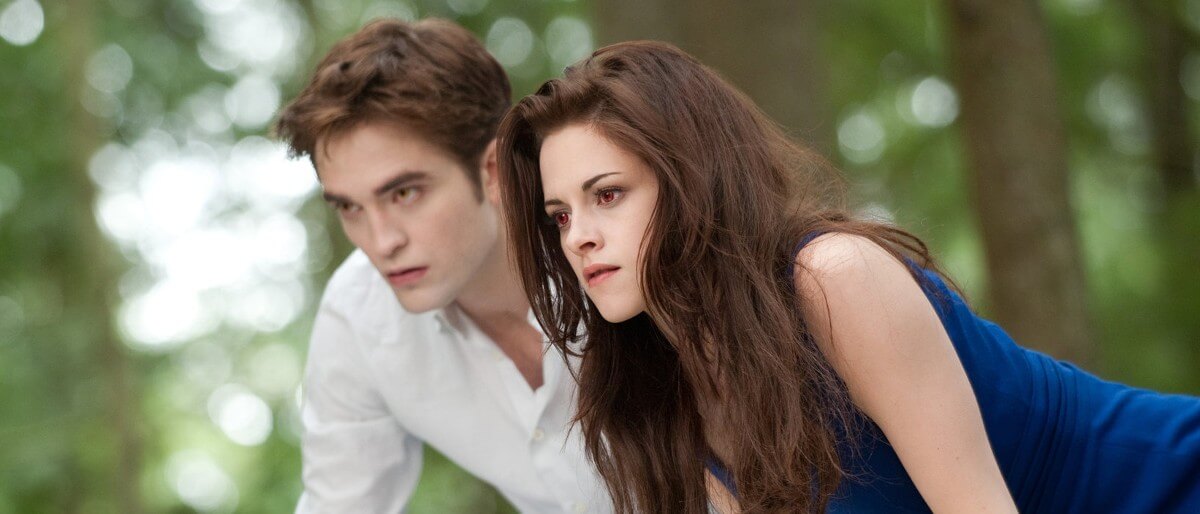 Kristen Stewart e Robert Pattinson como Bella e Edward em cena de A Saga Crepúsculo: Amanhecer Parte 2