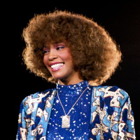‘I Wanna Dance with Somebody’ usa fórmulas para celebrar Whitney Houston