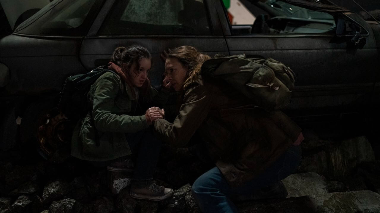 Bella Ramsey e Anna Torv como Ellie e Tess no episódio 1 de 'The Last of Us'