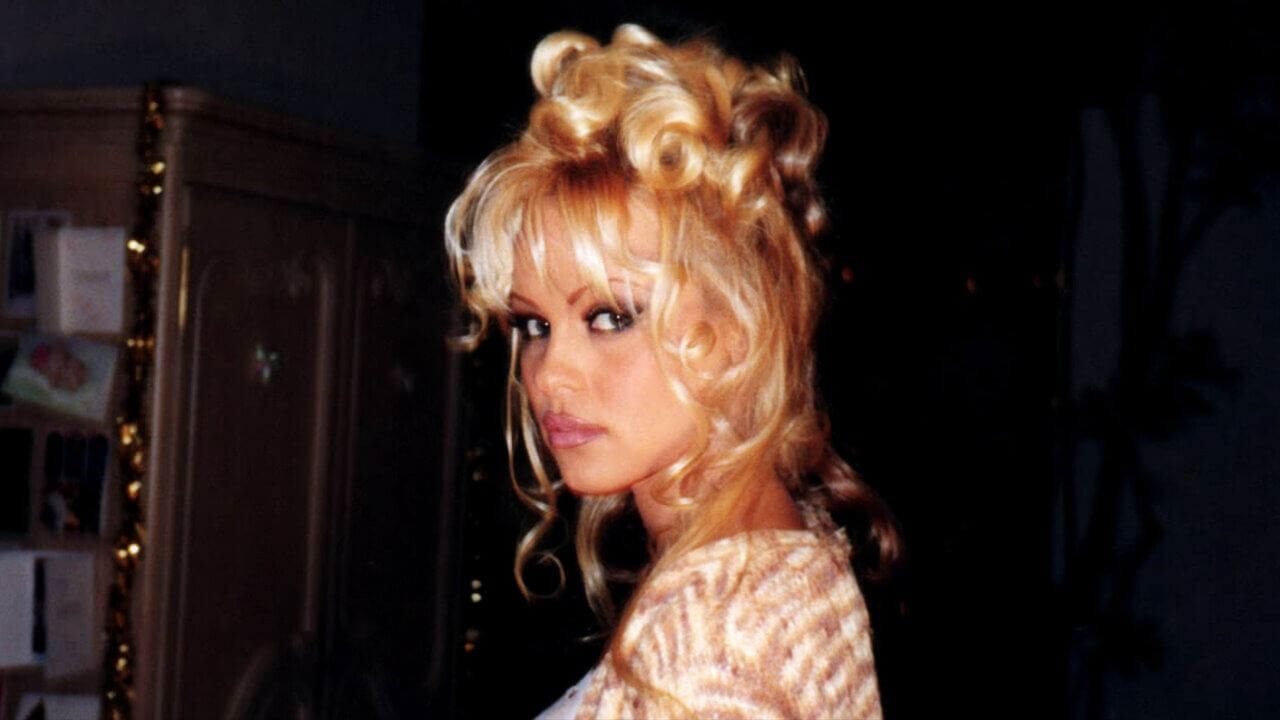 Cena do documentário sobre Pamela Anderson