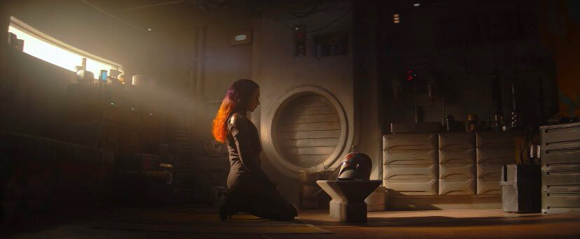 Sabine Wren na frente de seu capacete Mandaloriano em cena de Ahsoka, spin-off de The Mandalorian no Disney+