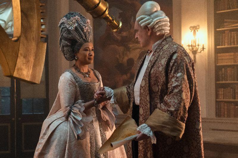 Golda Rosheuvel e James Fleet interpretam versões mais velhas da Rainha Charlotte e do Rei George no universo Bridgerton (Créditos: Netflix)