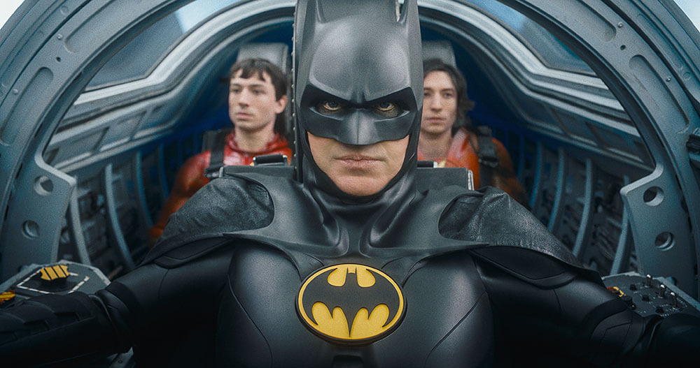 Michael Keaton como Batman em The Flash e Ezra Miller em dobro como Barry Allen