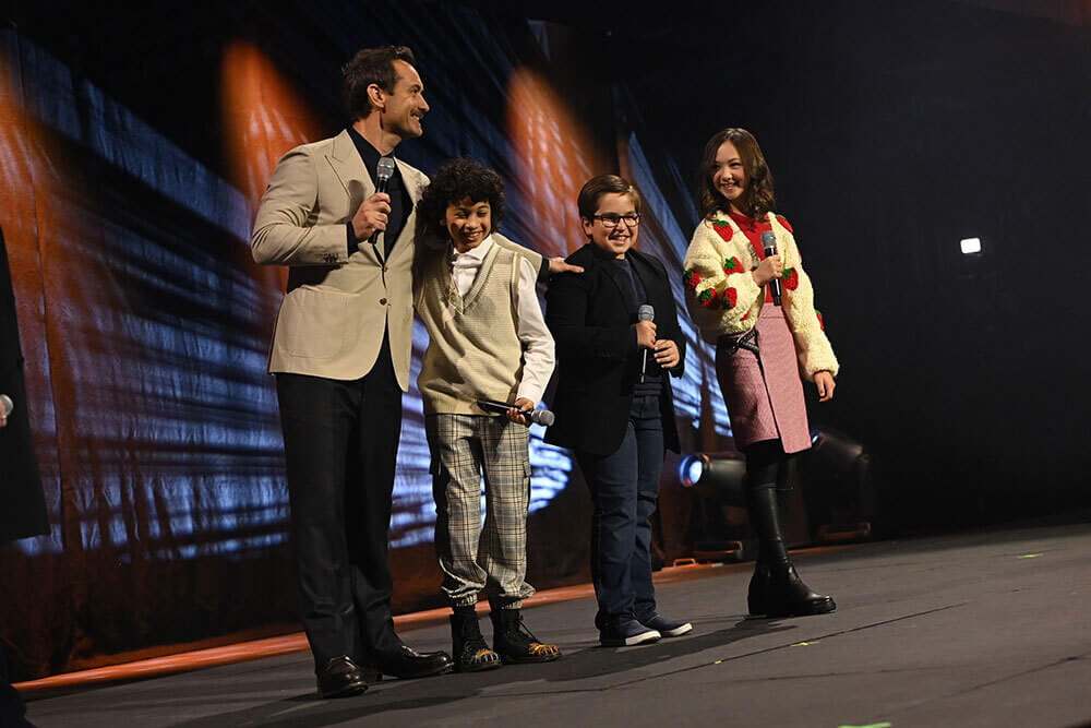 Jude Law e o elenco infantil apresentam The Skeleton Crew na Star Wars Celebration 2023