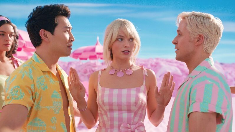 Simu Liu e Ryan Gosling como Ken, e Margot Robbie como Barbie