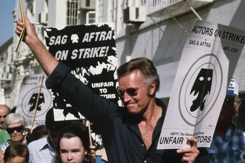 Charlton Heston em piquete do lado de fora da Paramount Studios em Hollywood durante uma greve de atores em 1980