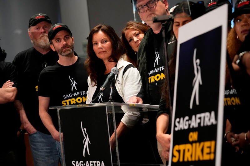 Líderes do sindicato de Hollywood SAG-AFTRA, incluindo Fran Drescher, em coletiva de imprensa que anunciou a greve