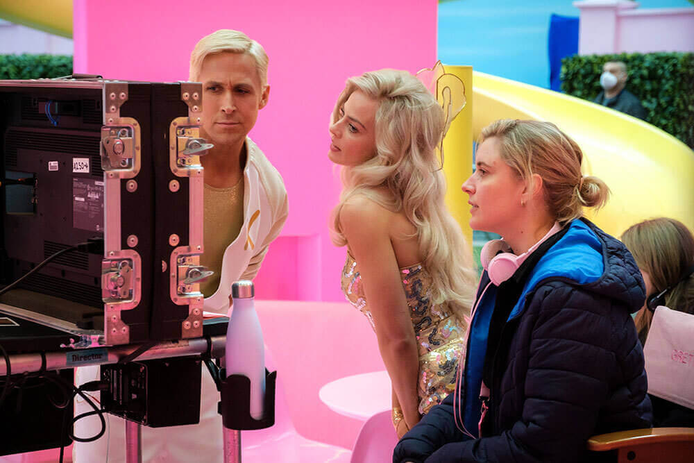 Greta Gerwig, Margot Robbie e Ryan Gosling no set de filmagem do filme Barbie