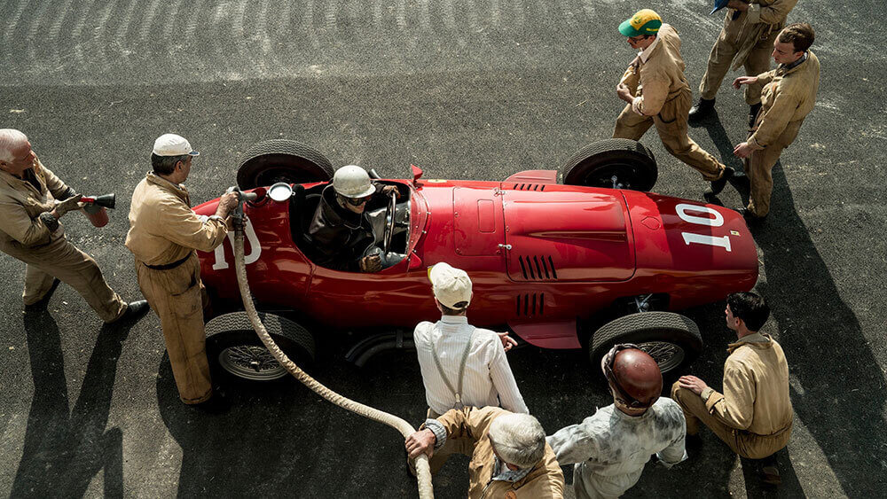 Os carros parecem bons, mas são apenas um acessório da Ferrari (Crédito: Diamond Films)