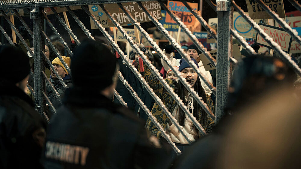 A opressão racial e econômica é um dos temas centrais de True Detective: Terra Noturna (Crédito: HBO)