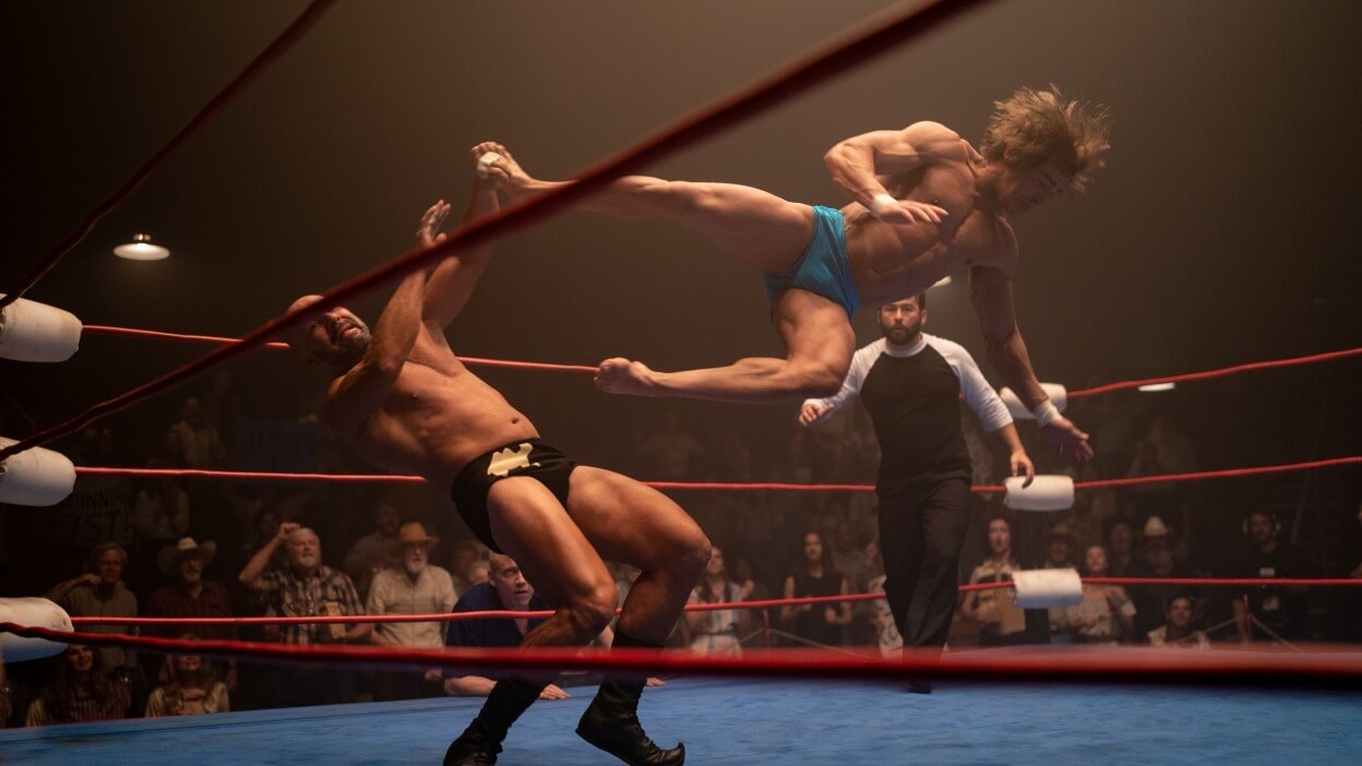 As lutas inacreditáveis de wrestling são o cenário de Garra de Ferro (Crédito: Califórnia Filmes)