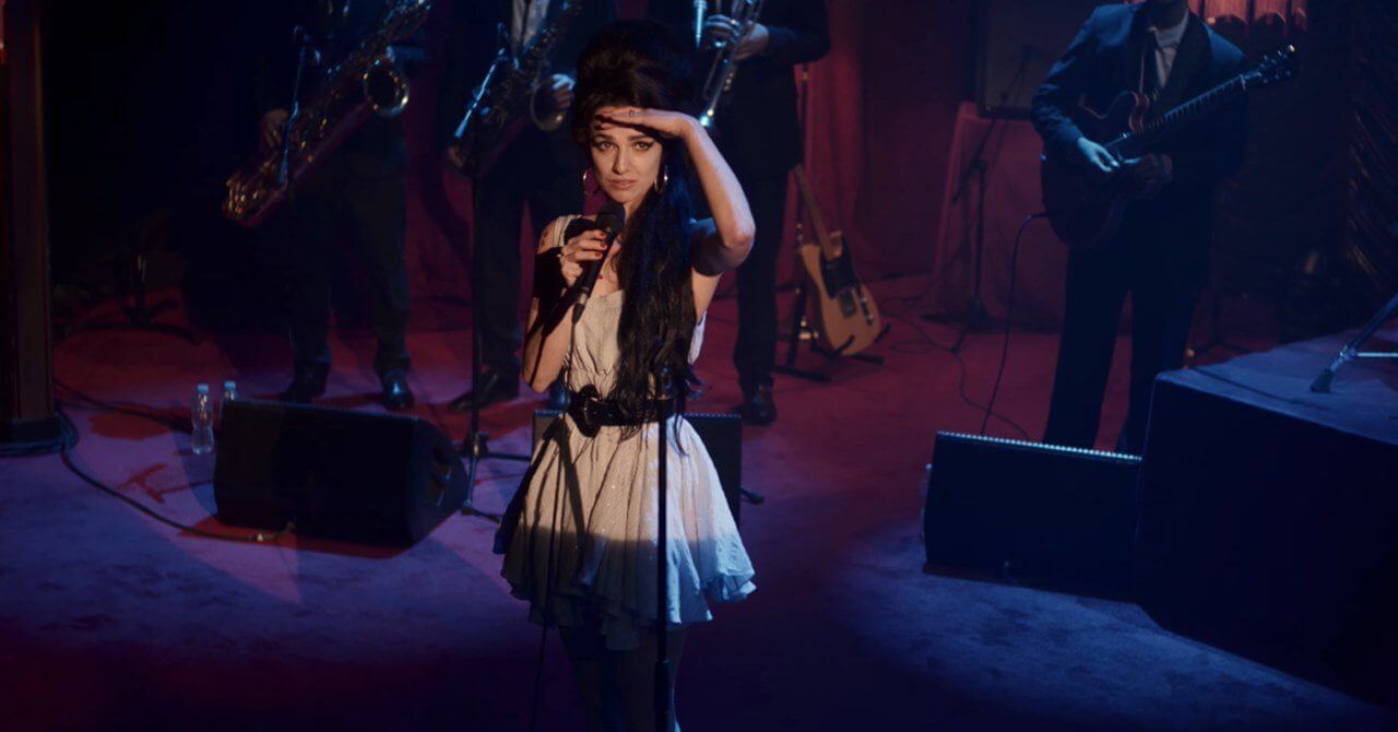 O palco é a alegria e o desespero de Amy Winehouse em Back to Black (Crédito: Universal Pictures)