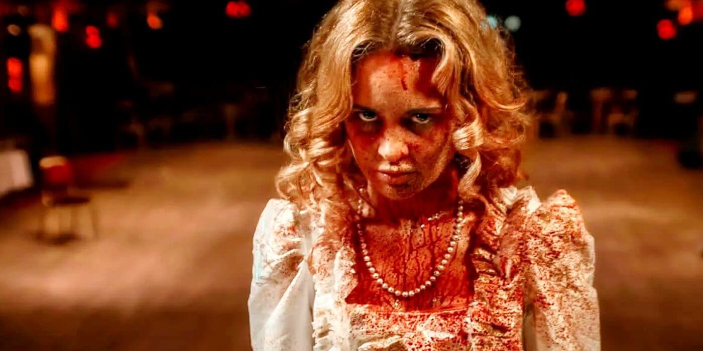 Kelly Rian Sanson se transforma em uma espécie de Carrie em A Maldição de Cinderela (Crédito: A2 Filmes)