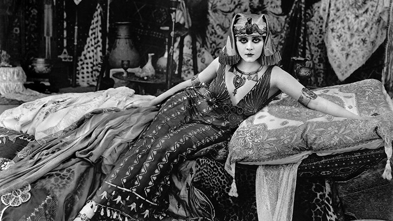 Theda Bara em uma foto de Cleópatra, 1917 (Crédito: Fox Studios)