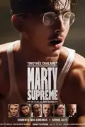 Marty Supreme: Um jovem sonhador enfrenta desafios extremos em sua busca por reconhecimento e sucesso, explorando um mundo sombrio e hostil. Filmelier Image