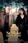 Sr. Blake Ao Seu Dispor: Um empresário britânico viúvo se torna mordomo em uma mansão na França, lidando com o comportamento excêntrico da senhora da casa e da equipe. Filmelier Image