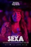Sexa: Bárbara, 60 anos, enfrenta um conflito entre se conformar com estereótipos, ou viver um amor intenso com Davi, 35 anos. Filmelier Image