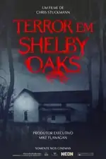 Terror em Shelby Oaks: Mia busca desesperadamente sua irmã desaparecida, Riley, e entra em um mundo aterrorizante após receber uma fita misteriosa. Capa do filme Terror em Shelby Oaks