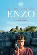 Enzo: Un joven de 16 años desafía a su familia burguesa al convertirse en aprendiz de albañil, donde conoce a un cautivador colega ucraniano que transforma su vida. Filmelier Image