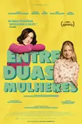 Entre Duas Mulheres: Duas mães enfrentam pressões sociais e expectativas não cumpridas. Um romance inesperado leva a uma reavaliação de suas vidas e prioridades. Filmelier Image