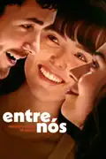 Beso De Tres: La vida de Connor cambia al aceptar una invitación inesperada de Olivia y Jenny, desatando un torrente de emociones y desafíos. Filmelier Image