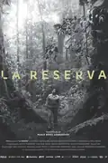 La reserva: Una forestal tenaz intenta unir a su comunidad para desalojar a unos invasores, enfrentándose a un peligro mucho mayor. Filmelier Image