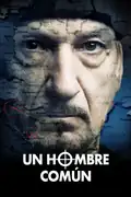 Un hombre común: Un criminal de guerra se conecta con su empleada local mientras protege su vida Filmelier Image