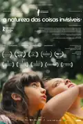 A Natureza Das Coisas Invisíveis: Glória, de 10 anos, e Sofia enfrentam desafios no hospital, buscando um refúgio em Goiás para momentos inesquecíveis. Filmelier Image
