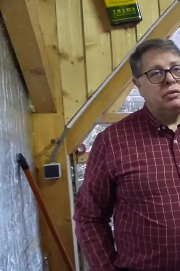 Un biplan dans la salle à manger