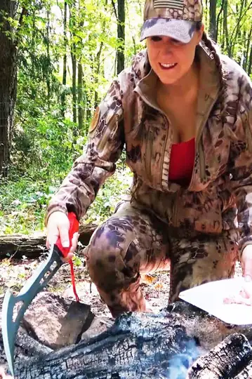 Cook Steak on a Rock Bushcraft Girl in the Woods