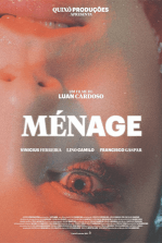 Ménage: Três políticos corruptos de um pequeno partido envolvidos em uma trama de sexo, drogas e traição.